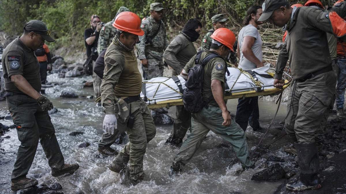 Rescatistas recuperan el cuerpo de un policía