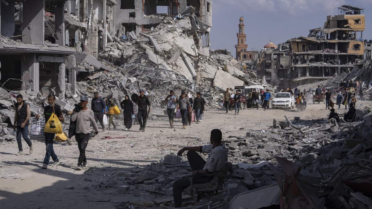 Palestinos caminan en medio de la devastación tras una ofensiva aérea y terrestre israelí en Jan Yunis, en el sur de la Franja de Gaza, el lunes 8 de abril de 2024. Israel dijo que había retirado toda sus tropas de tierra de la ciudad tras una operación de cuatro meses