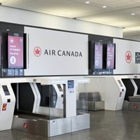 Auxiliares de vuelo continúan en paro laboral y Air Canada suspende reinicio de operaciones