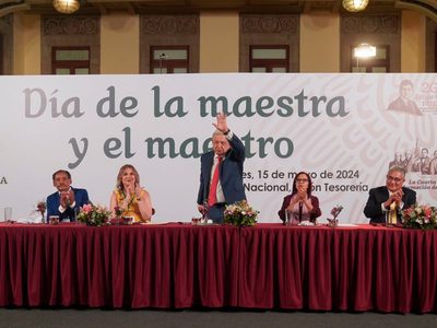 Líder del SNTE en Palacio Nacional: Es un honor estar con Obrador; “charros”, grita la CNTE