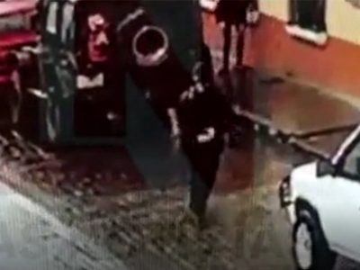 Video capta el momento en que un sujeto apuñala a su suegra en Zacatlán, Puebla