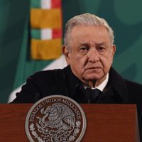 AMLO dice que sí puede hablar de revocación de mandato si no pide votar por él