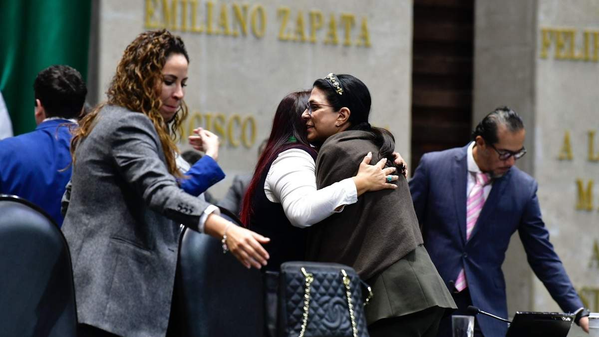 Abrazo navideño al terminar la sesión