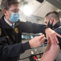 Nueva York hará que todos sus trabajadores se vacunen, pero también les da otra opción