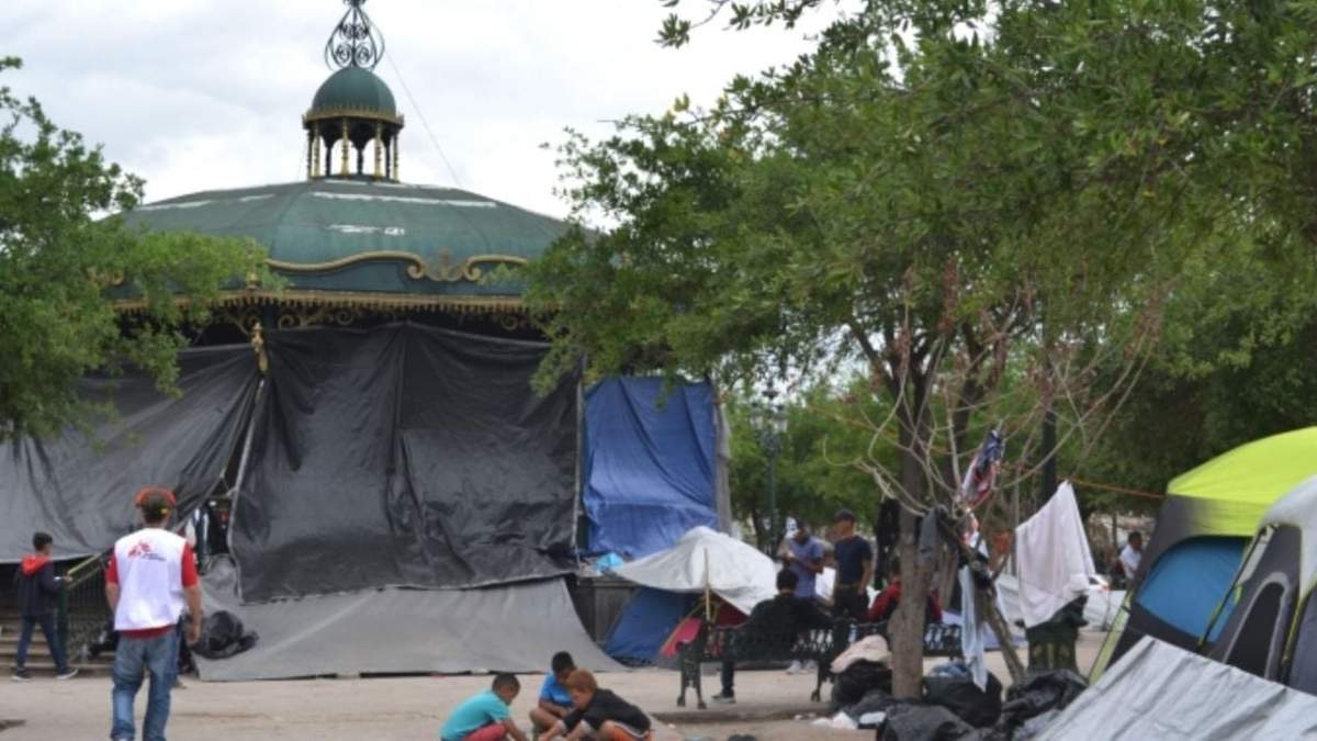 Migrantes en la Plaza de la Revolución de Reynosa, Tamaulipas