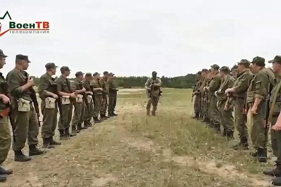 Un instructor del contratista militar Wagner conversa con soldados bielorrusos durante un entrenamiento cerca de la aldea de Tsel, al sureste de Minsk, Bielorrusia, el 14 de julio de 2023