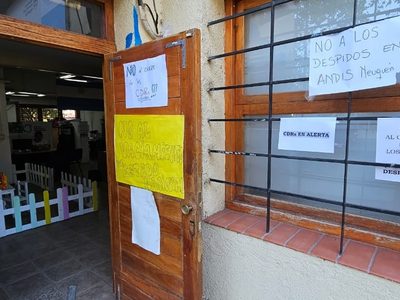 Todero y Parrilli acompañaron el reclamo del Centro de Referencia ante el inminente cierre