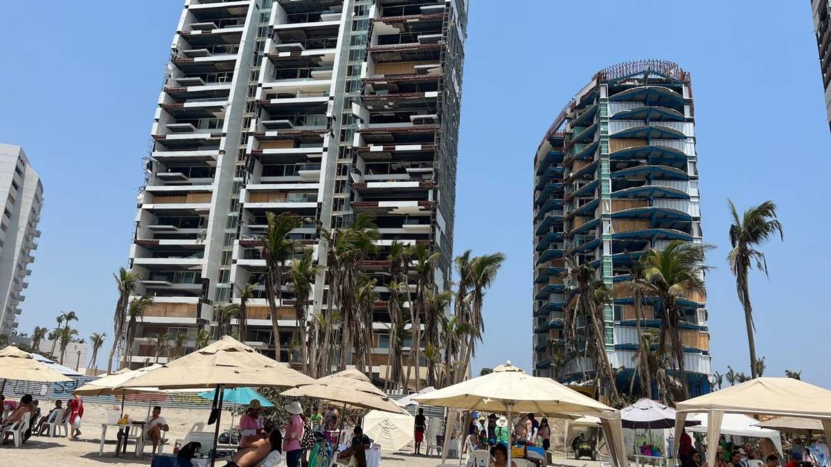 Acapulco. Esqueléticos edificios y turismo