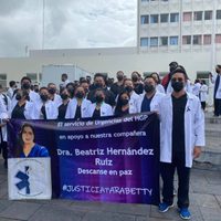 Médicos marchan por la doctora Beatriz Hernández en Pachuca y dan el último adiós en su comunidad