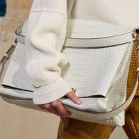 Probá este truco de la abuela para eliminar las manchas y la suciedad en tu bolso blanco y dejarlo como nuevo
