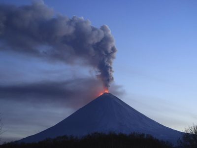 El volcán activo más alto de Eurasia entra en erupción