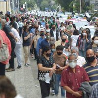 La CDMX registra récord de vacunas aplicadas pese a largas filas en Pepsi Center