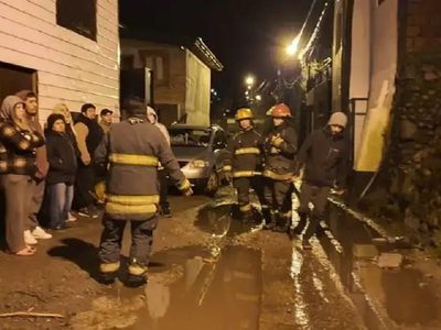 Una familia evacuó su vivienda por temor a derrumbes en la ladera del Curruhuinca