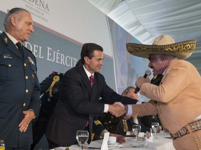 El día que Vicente Fernández le cantó a Peña Nieto y al general Salvador Cienfuegos