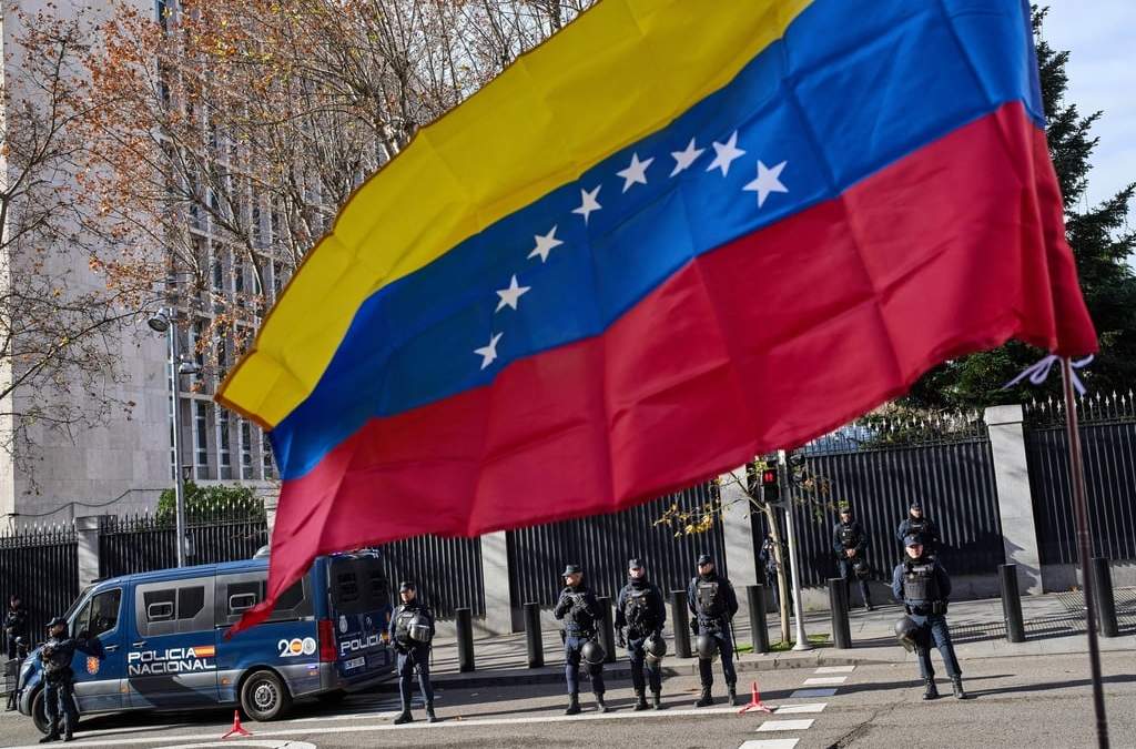 Una bandera de Venezuela ondea frente a la Embajada de Estados Unidos en Madrid, el domingo 4 de enero de 2026