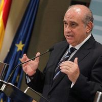 Exigen renuncia de ministro del Interior a cinco días de las elecciones en España