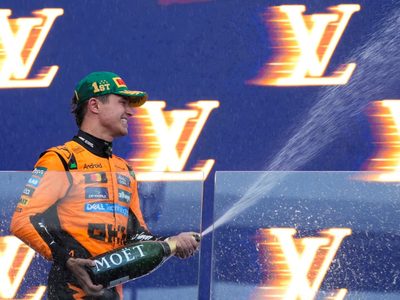 Lando Norris gana con McLaren un Gran Premio de Australia mojado y caótico; Hamilton termina 10mo