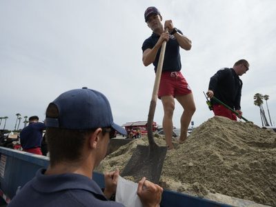 Hilary azota las costas de Baja California; hay alerta de inundaciones