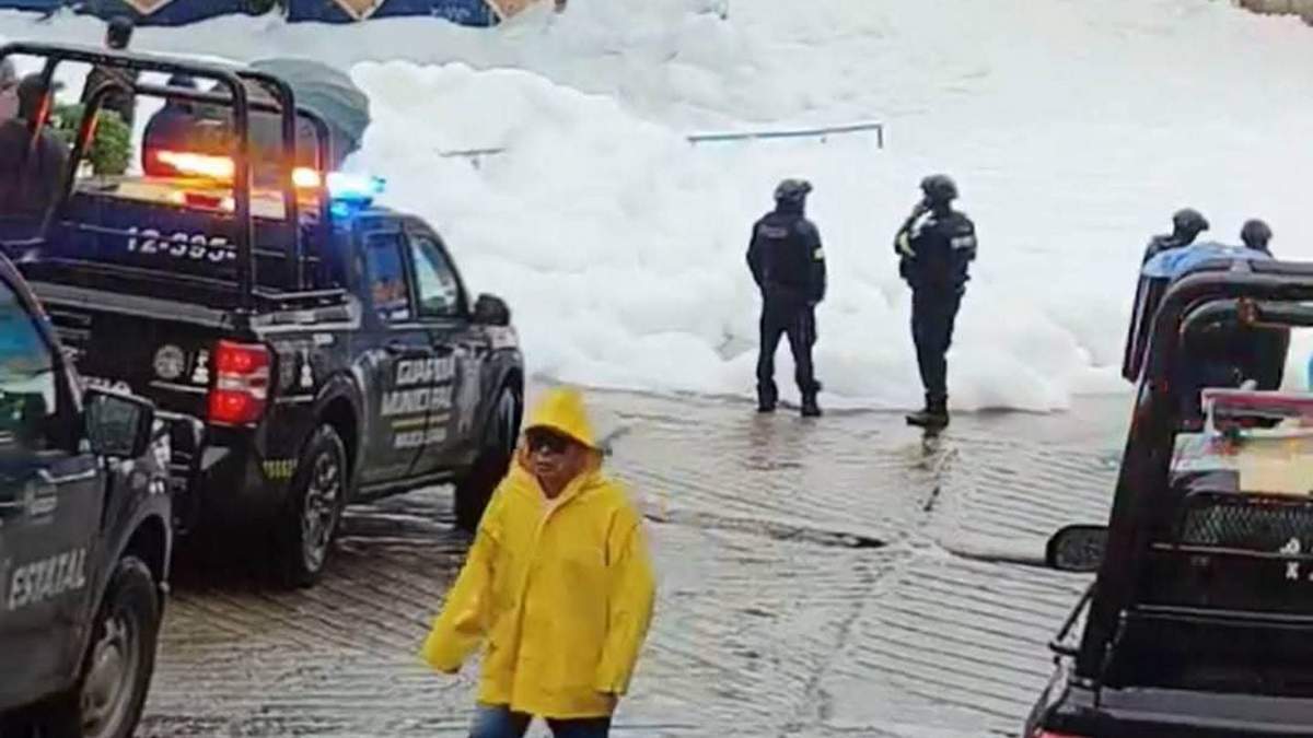 Una densa espuma jabonosa cubrió algunas calles de Naucalpan