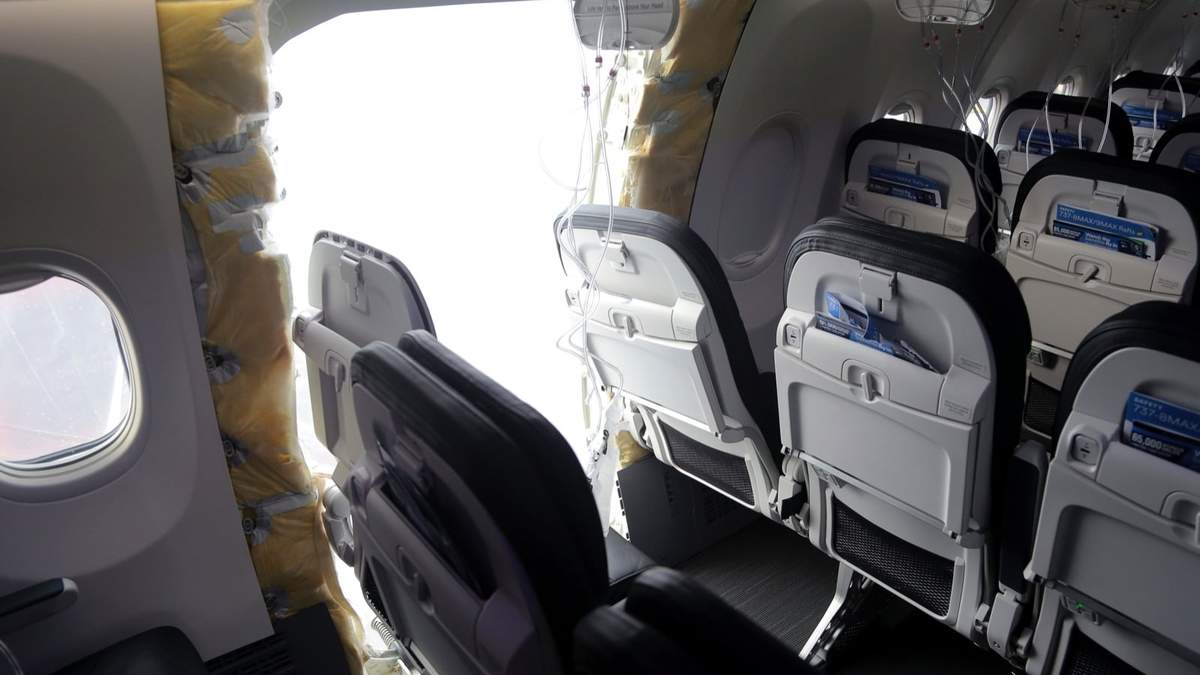 Agujero donde se encontraba un panel utilizado para cubrir un área reservada para una puerta de emergencia en el vuelo 1282 de Alaska Airlines