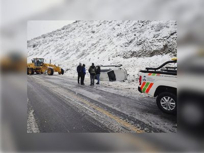 Un auto perdió estabilidad por el hielo en la calzada y volcó al costado de la Ruta 237