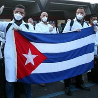 "¿Espías?": polémica por los médicos cubanos pedidos por el coronavirus
