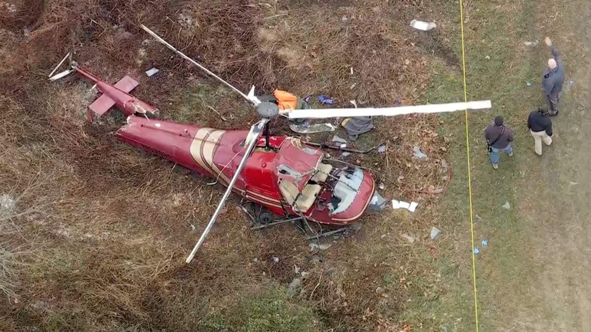 Las autoridades examinan el lugar tras el choque de dos helicópteros en Hammonton, Nueva Jersey