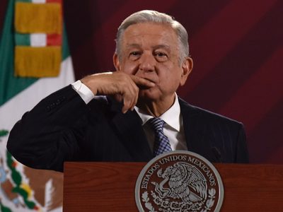 Maestros tendrán aumento salarial del 8.2% y no ganarán menos de 16 mil pesos al mes: AMLO