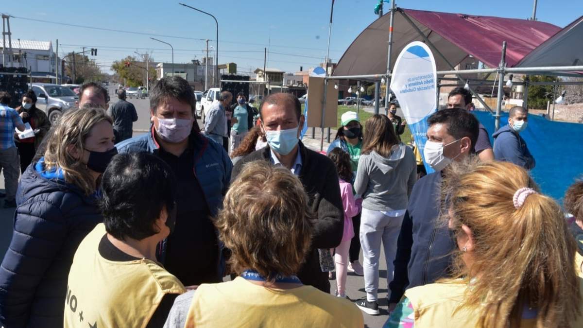 El gobernador, Omar Gutiérrez, participó de la feria. Fuente: (Twitter)