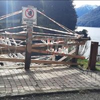 Clausuraron el puente peatonal del río Correntoso de Villa La Angostura por estar deteriorado