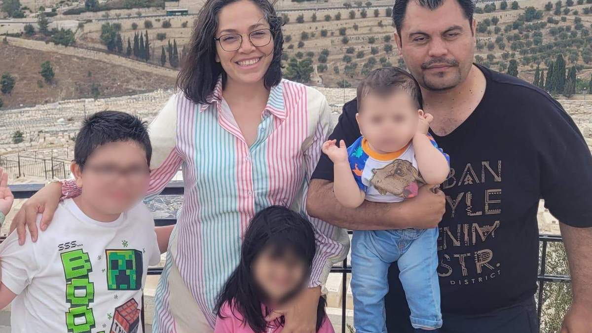 Suggey Oñate Castillo, Franco Soria Macías y sus tres pequeños hijos