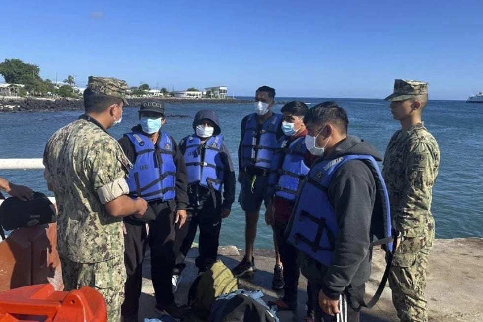 Esta foto, proporcionada por el gobierno, muestra a cinco pescadores náufragos con chalecos salvavidas, rescatados por un barco atunero ecuatoriano tras estar a la deriva durante más de 50 días, en la Base Naval de San Cristóbal, Islas Galápagos, Ecuador, el sábado 10 de mayo de 2025.