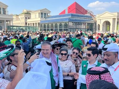 "Saca las chelas Marcelo": Aficionados en Qatar ofrecen a Ebrard votos a cambio de cervezas (Video)