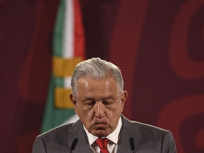 AMLO aplaude asamblea a favor de la reforma eléctrica y calla sobre loas a su persona