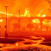 Ya hay más de 80 mil evacuados por los voraces incendios de California