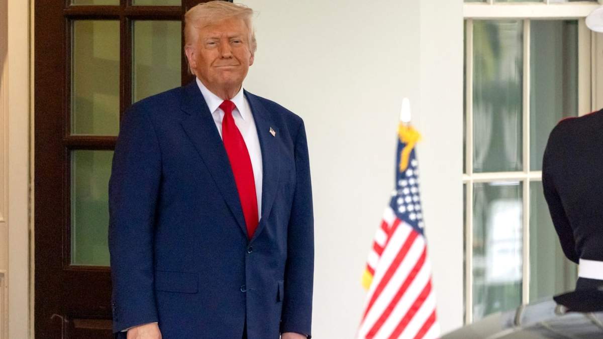 El presidente Donald Trump observa cómo el primer ministro de Israel, Benjamin Netanyahu, se va de la Casa Blanca, el lunes 7 de abril de 2025, en Washington