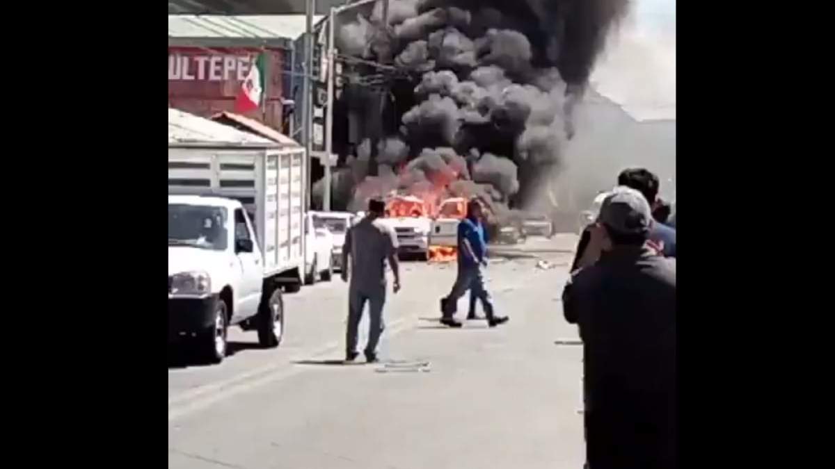 La camioneta en llamas tras la explosión