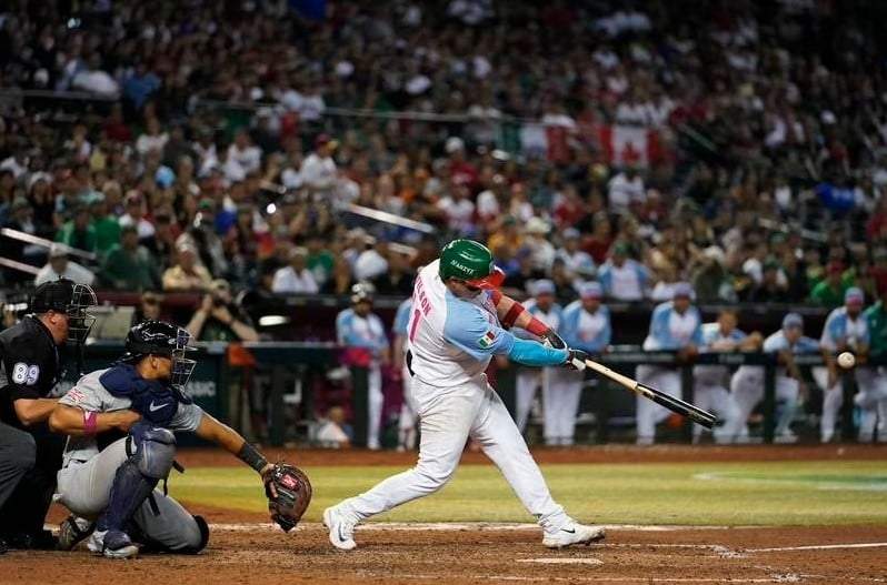 El pelotero mexicano Alexis Wilson pega un sencillo remolcador contra Gran Bretaña en el séptimo inning de su juego del Clásico Mundial de béisbol en Phoenix