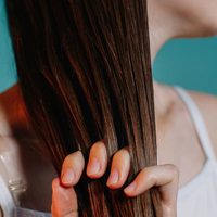 Con solo 3 ingredientes, prepará esta mascarilla para hidratar tu cabello, sin gastar en alisados o keratina