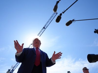 Trump firma orden para que los bancos revisen más de cerca el estatus migratorio de sus clientes