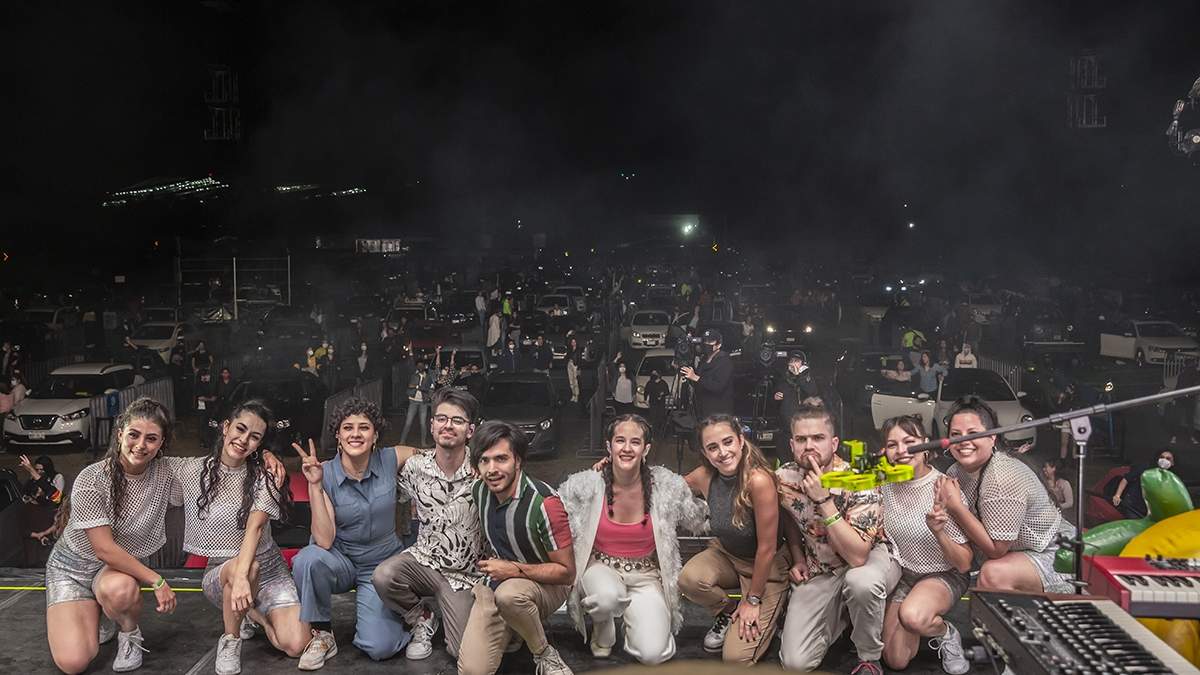 El autoconcierto en la Curva 4 del Hermanos Rodríguez. Cortesía Lulú Urdapilleta.