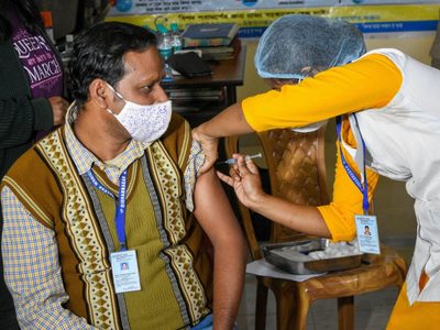 El desafío de vacunar a 1.300 millones de personas: India aprobó el uso del fármaco de AstraZeneca