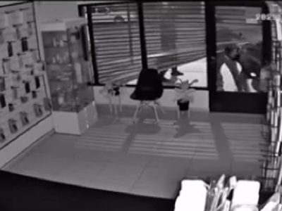 Motochorros destrozaron la entrada a un local de venta de celulares en pleno centro