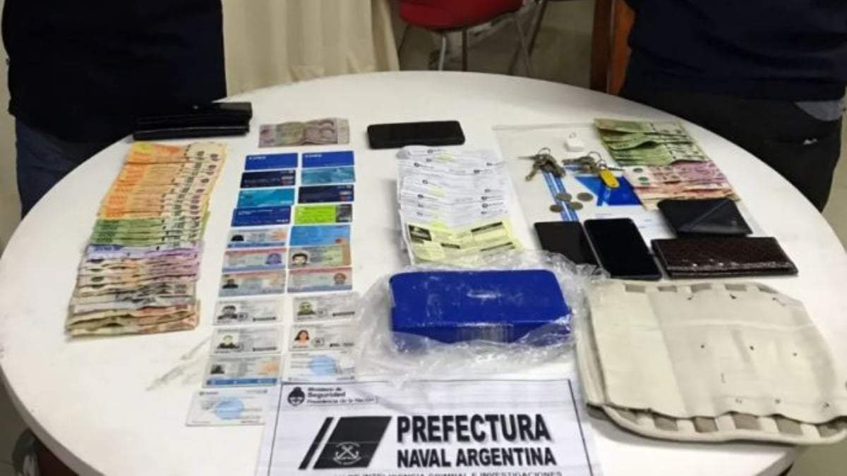 Agentes de Prefectura con droga incautada que se dirigía a Neuquén. Fuente: (Twitter)