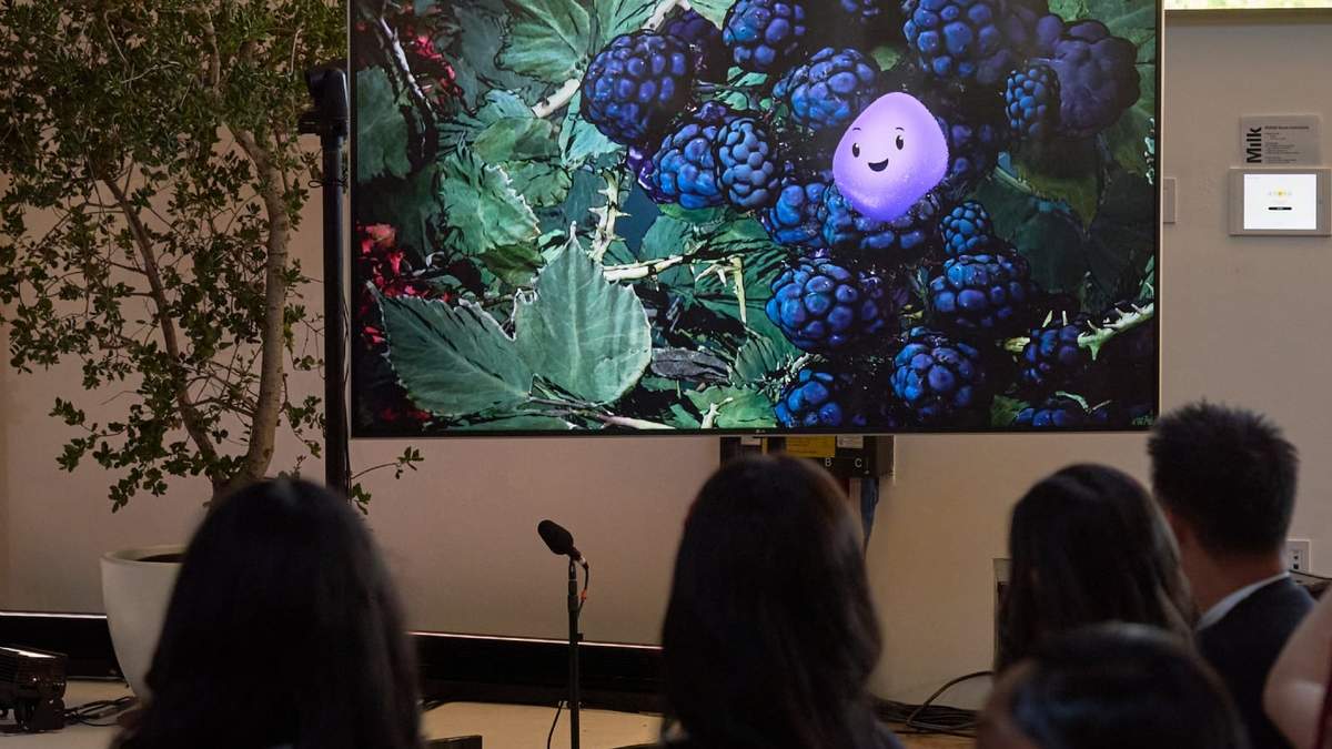 Una animación de video muestra un avatar de Copilot Appearance llamado Mico, flotando alrededor de un entorno abstracto durante una presentación en el evento Copilot Sessions de otoño de 2025 de Microsoft