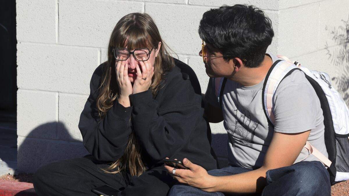 Amanda Perez (izquierda) es consolada por otro estudiante, Alejandro Barron, tras un tiroteo en el campus de Las Vegas de la Universidad de Nevada