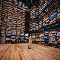 La increíble biblioteca flotante que deslumbra a los visitantes de Tokio