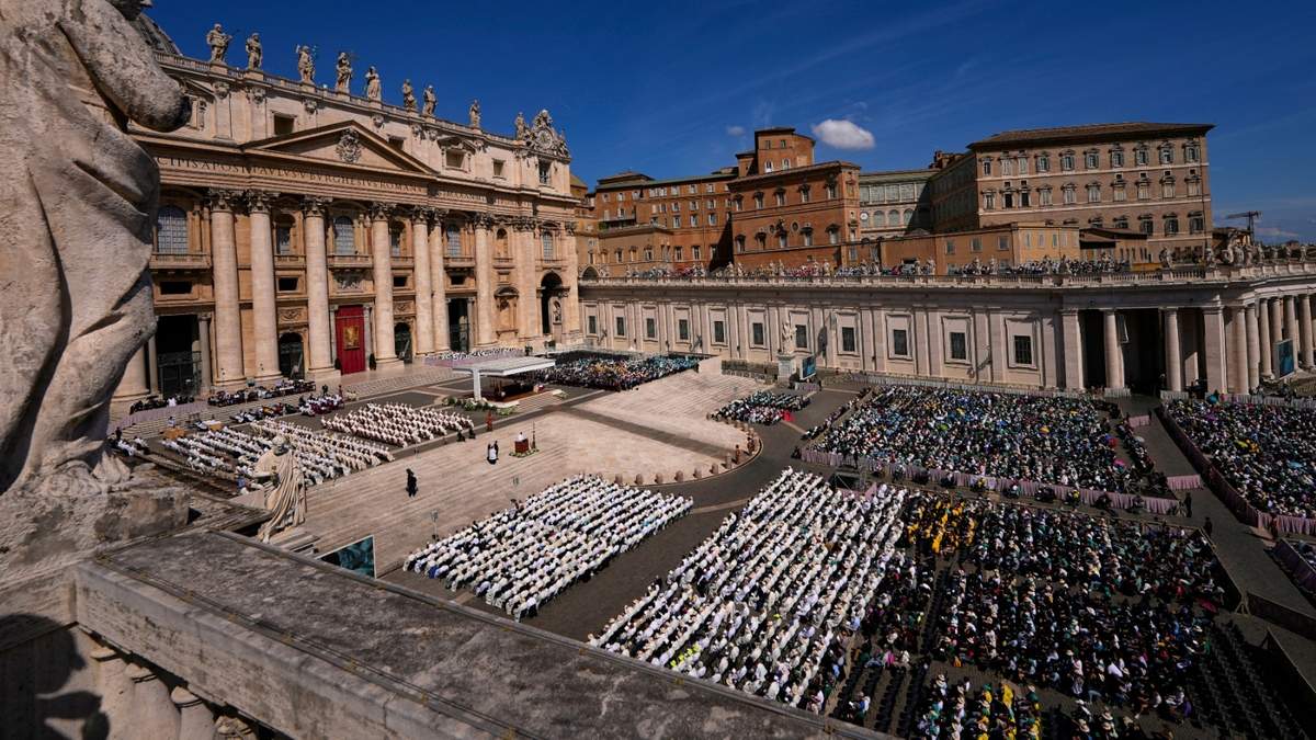 Gente asistiendo a una misa presidida por el secretario de Estado del papa, el cardenal Pietro Parolin, en el segundo de nueve días de luto por el papa Francisco en la plaza de San Pedro del Vaticano