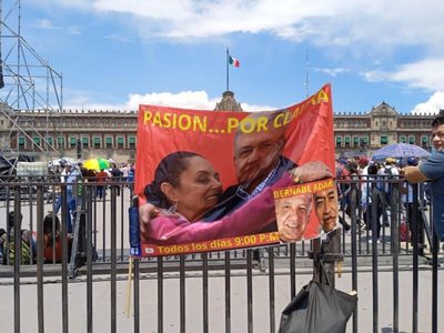 Simpatizantes de López Obrador (y de Sheinbaum) llegan al Zócalo para el AMLO Fest