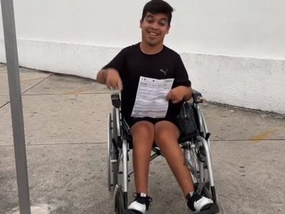 Multan a un joven con parálisis por usar cajón para discapacitados en Cancún (Video)